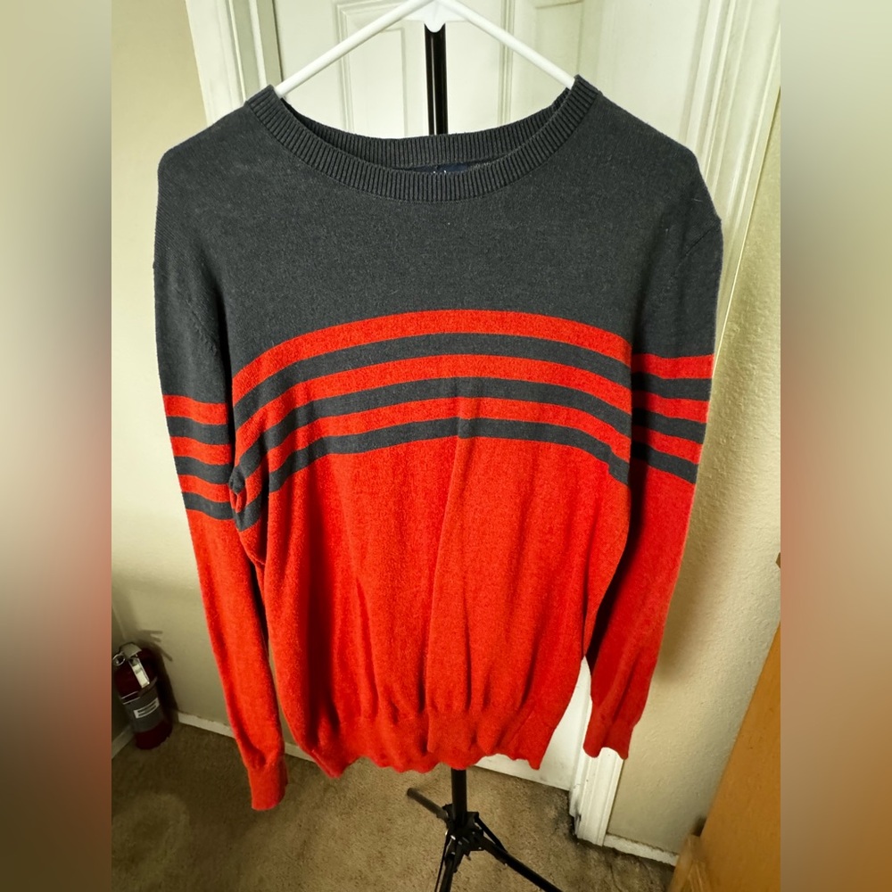 Men’s medium weight sweater size small